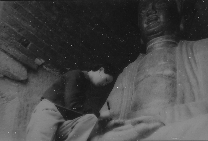 1936年，林徽因考察龙门石窟