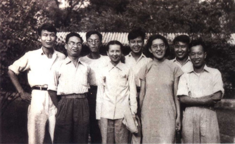 1950年，林徽因与清华大学建筑系第一届毕业生合影